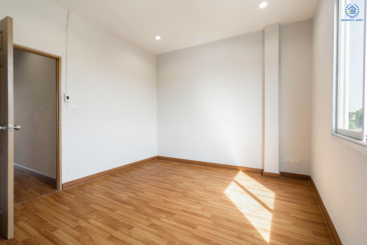 บ้านมือสองตกแต่งใหม่ โครงการ มณฑล4 บางใหญ่ เนื้อที่ 28.4 ตร.ว. ฟังก์ชัน 3 ห้องนอน 2 ห้องน้ำ จอดรถได้ 2 คัน รองรับทุกกิจกรรม บนทำเลเชื่อมต่อหลายเส้นทาง อาทิ ถนนแก้วอินทร์, ถนนกาญจนาภิเษก, ถนนรัตนาธิเบศร์ ใกล้รถไฟฟ้าสายสีม่วง "สถานีตลาดบางใหญ่" และจุดขึ้นทางด่วน "กาญจนาภิเษก"